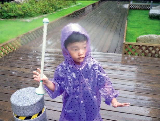 Invisible umbrella repels raindrops with air
