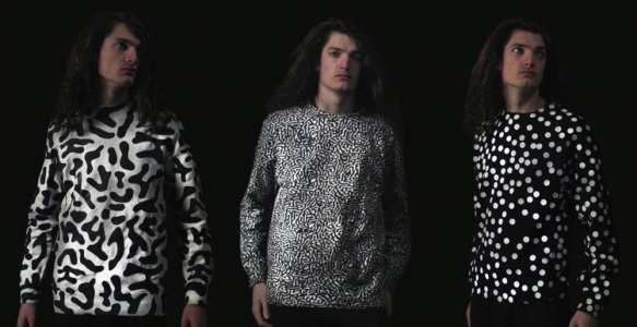 Shirt changes patterns when it detects air pollutants